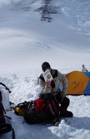 Bogusław Ogrodnik kończy zdobywanie Korony Ziemi. Owen Yeates, zaliczywszy 4 z 7 szczytów, obiecuje więcej tego nie robić! Tu: Mount Vinson (4892 m - najwyższy szczyt Antarktydy)